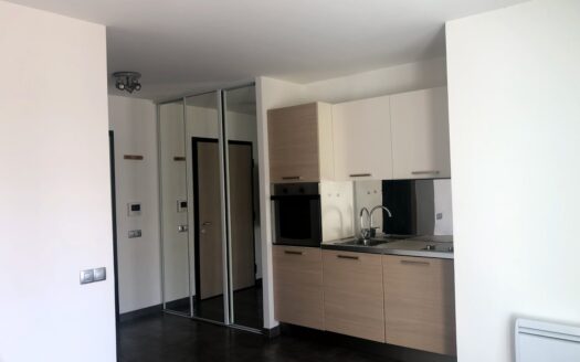 Studio avec balcon et garage