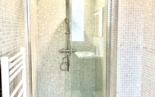 PORT 3 PIECES PARFAIT ETAT TERRASSE ET CAVE