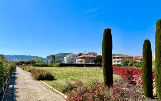 JUAN- LES -PINS FRONT DE MER DERNIER ETAGE TERRASSE