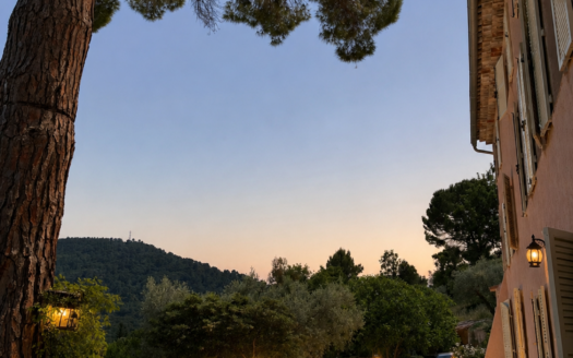 BARGEMON BASTIDE AVEC PISCINE ET MAGNIFIQUE VUE PANORAMIQUE