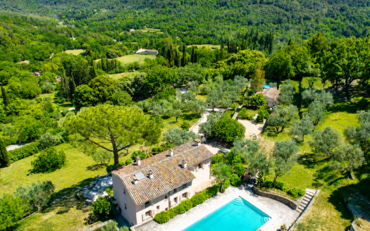 BARGEMON BASTIDE AVEC PISCINE ET MAGNIFIQUE VUE PANORAMIQUE